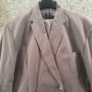 62 Reg Jacket
W52 x L30 Pants

Stretch fabric gray suit from Studio Suits.